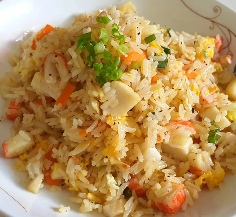 Happy Friday Fried Rice 
Crab stick Fisb cake Eggs Green Onions
Black pepper Fish Sauce Sesame Oil 
Simple Lunch 🤤😋🤗💁‍♀️🥰😘💕🌷|🌷lynnlicious🌷さん