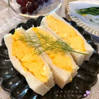 Snapdishの料理写真:ふわんふわんのオムレツサンド💛|こずえ⑅◡̈*さん