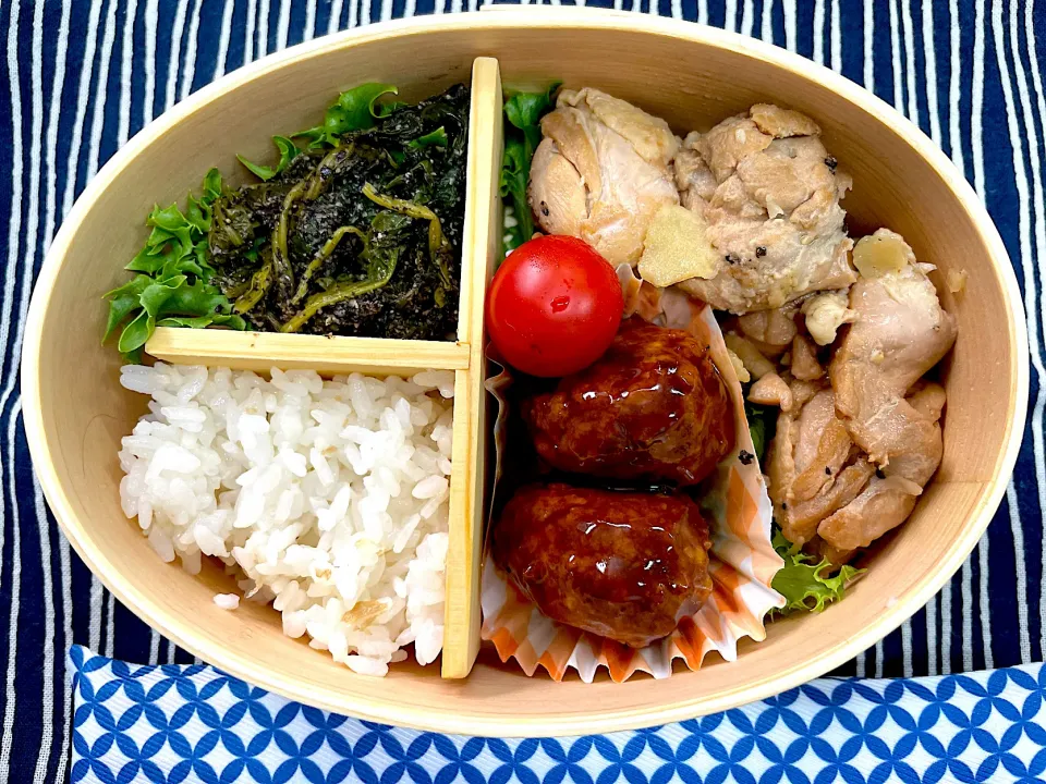 Snapdishの料理写真:鶏肉のさっぱり煮としらすご飯🍱|なお🅿️さん