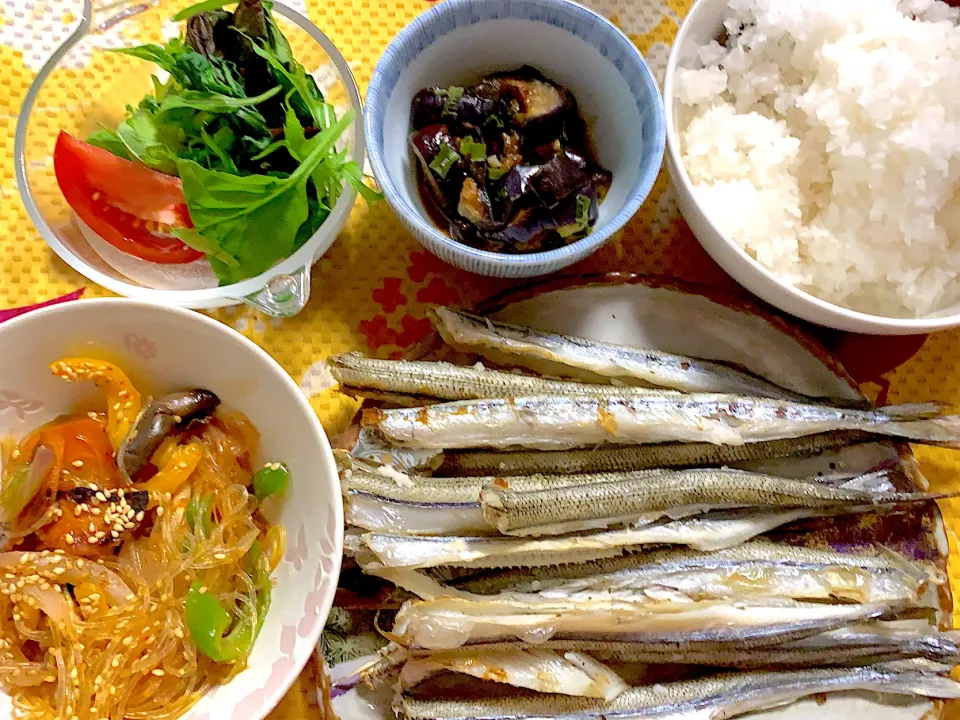 サヨリの塩焼き　霜降り平茸のチャプチェ　茄子🍆の味噌炒め　サラダ🥗　大根おろし|掛谷節子さん