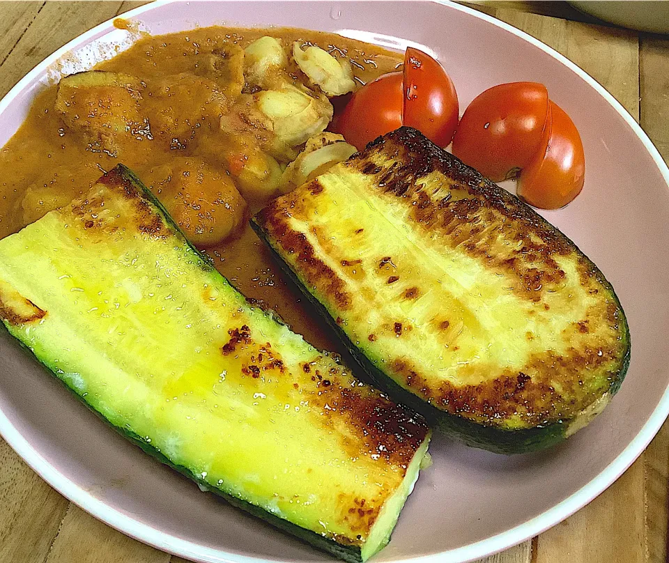 ズッキーニのステーキ🍳ホタテのカレー煮と合わせて😊|みずはらさん