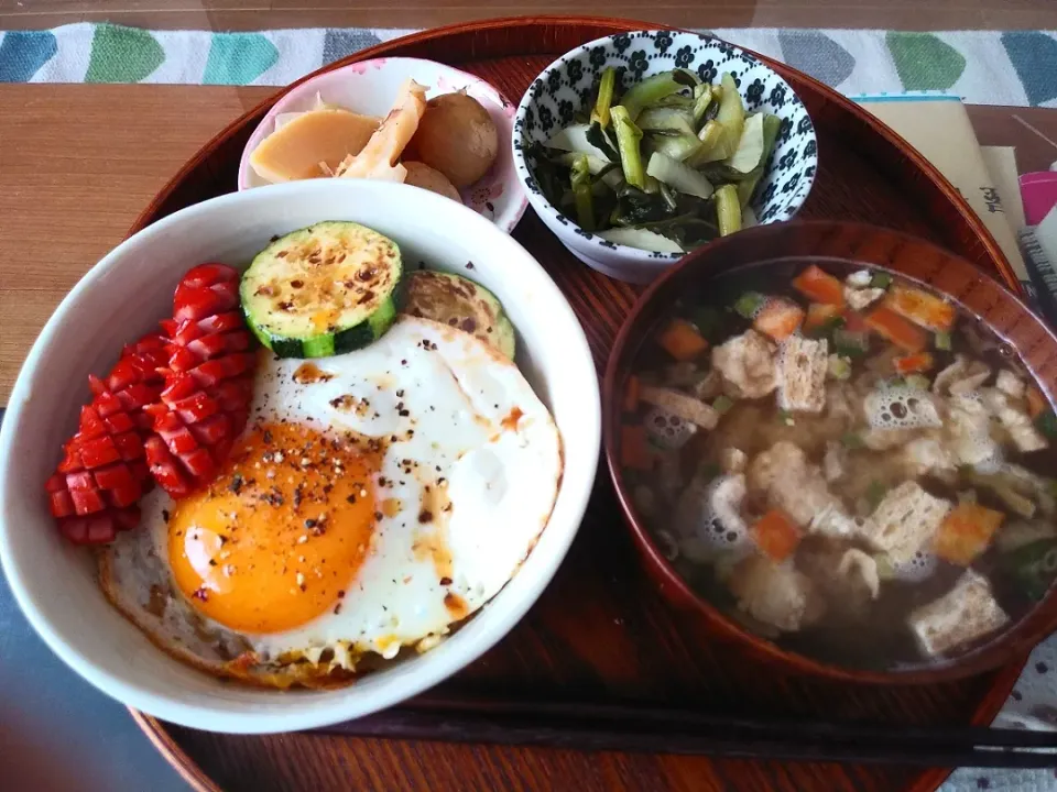 目玉焼き丼
ウインナーとズッキーニ
豚汁
筍の煮物
小松菜煮浸し|こいけさんさん