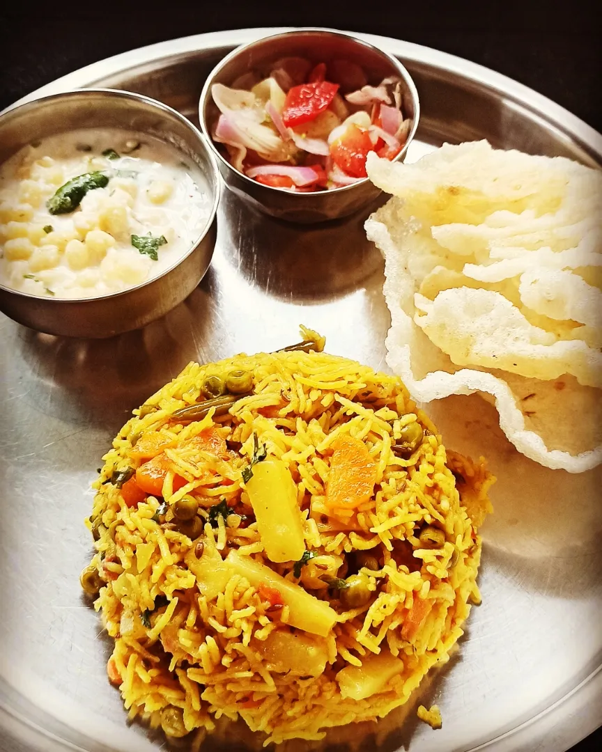 On my plate today - Veg Masala Rice with Boondi Raita, Salad and Fryums... 
#onepotmeals♨️|Priyaさん