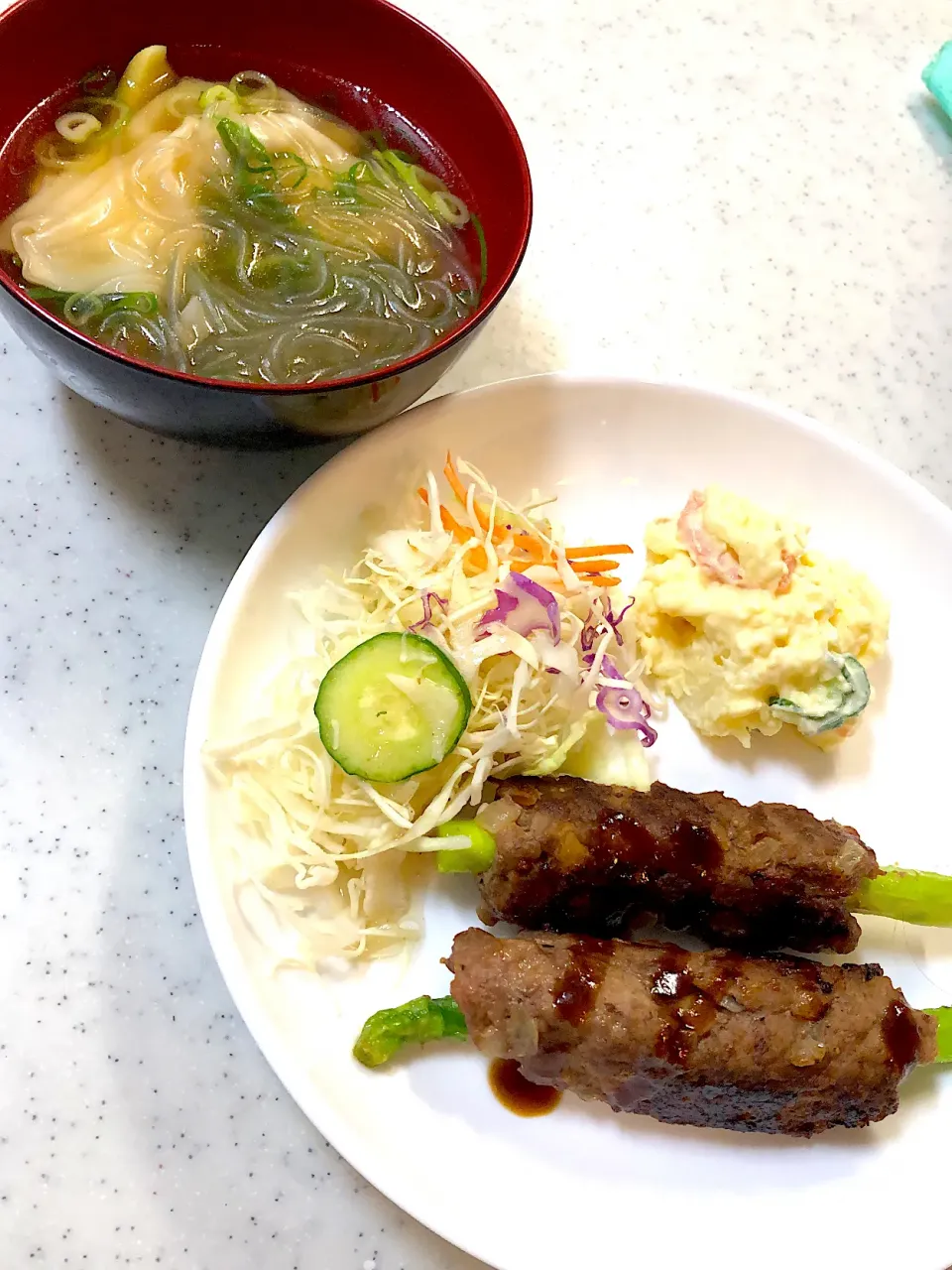 春雨入りワンタンスープとアスパラ巻きハンバーグ|ままごんさん