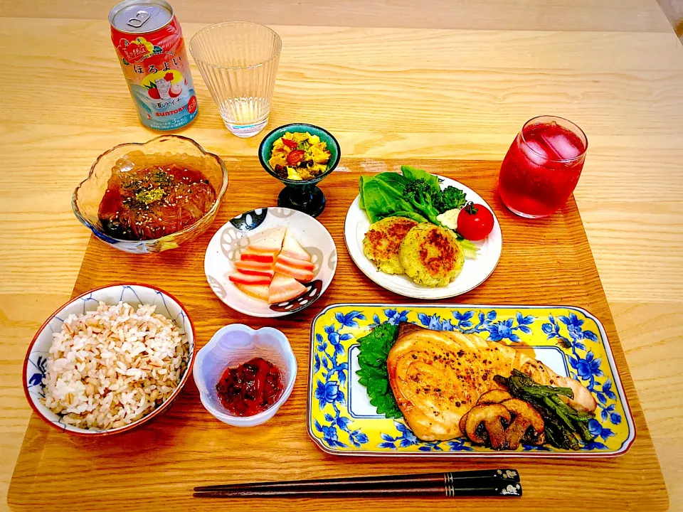 今日の夕食　カジキマグロのガーリックバター醤油ソテー　青のりチーズ芋もち　ところてん(三杯酢)    桃色かぶの酢漬け　カボチャとクリチとナッツのサラダ　梅くらげ　もち麦ごはん　紫蘇ジュース|ふわ猫はなちゃんさん