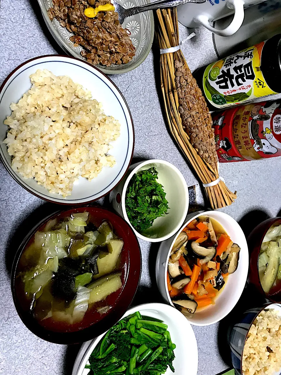 いま超流行りの納豆定食ふうに、しかも本物の藁包みのやつ！ #夕飯　発芽玄米ご飯、水戸天狗藁納豆、薬味(しそ)、油の染みた茄子昆布キャベツ味噌汁、春菊ポン酢和え、切り干し大根|ms903さん