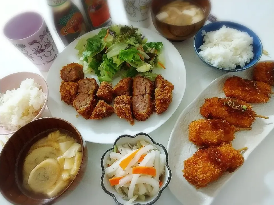 夕食(*^^*)
メンチカツ&サラダ🥗
豚肉と玉ねぎの串カツ
セロリのマリネ
お味噌汁(渦巻き麩、油揚げ、豆腐)|プリン☆さん