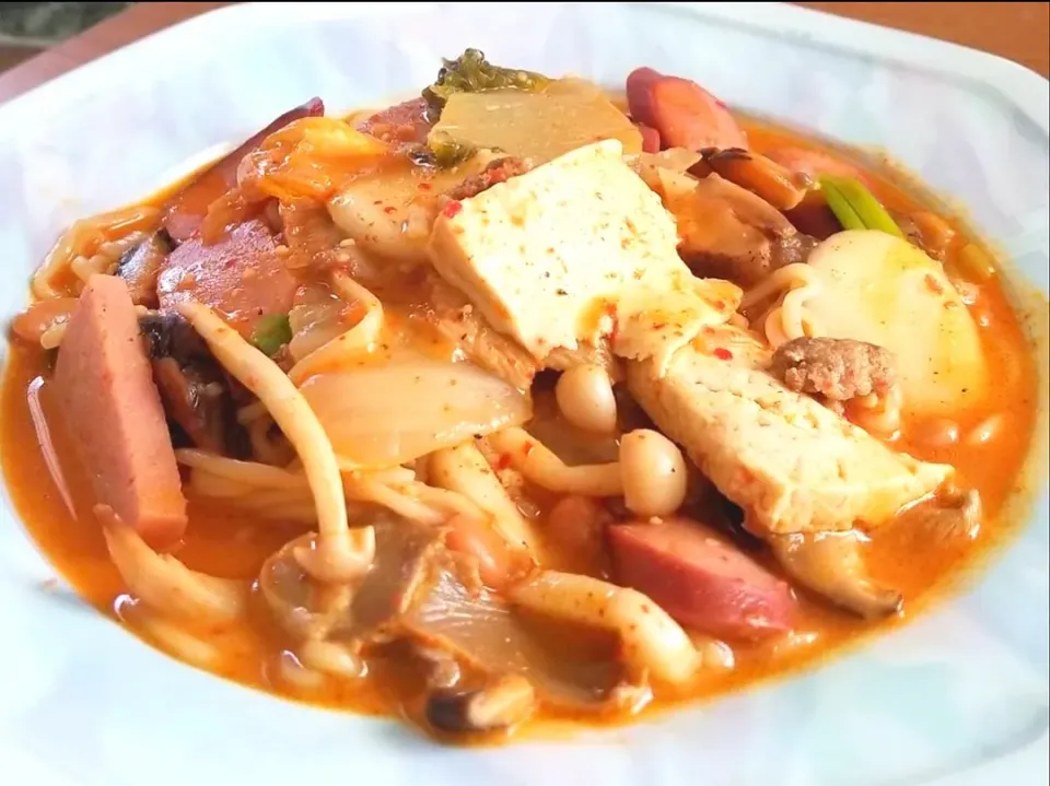 Kimchi Jjigae (Kimchi Stew)

INGREDIENTS

Onion

Garlic

Green cabbage

Mushrooms

Paneer

Carrots

Sweet potatoes

Radish

Potatoes

Rice

Noodles

Egg

Cheese|The Forbidden Ravioliさん