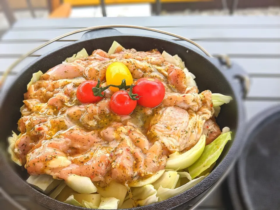 Snapdishの料理写真:🏕ダッチオーブンで作る🏕
中札内田舎どりと野菜のバジルチキン🌿
　　〜🎪グランピング仕様🎪〜|佐藤仁さん