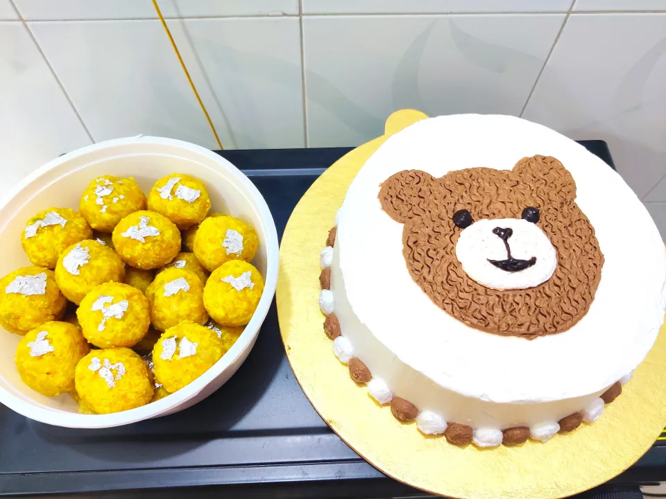 Laddoos and birthday cake|Sweet Galleryさん