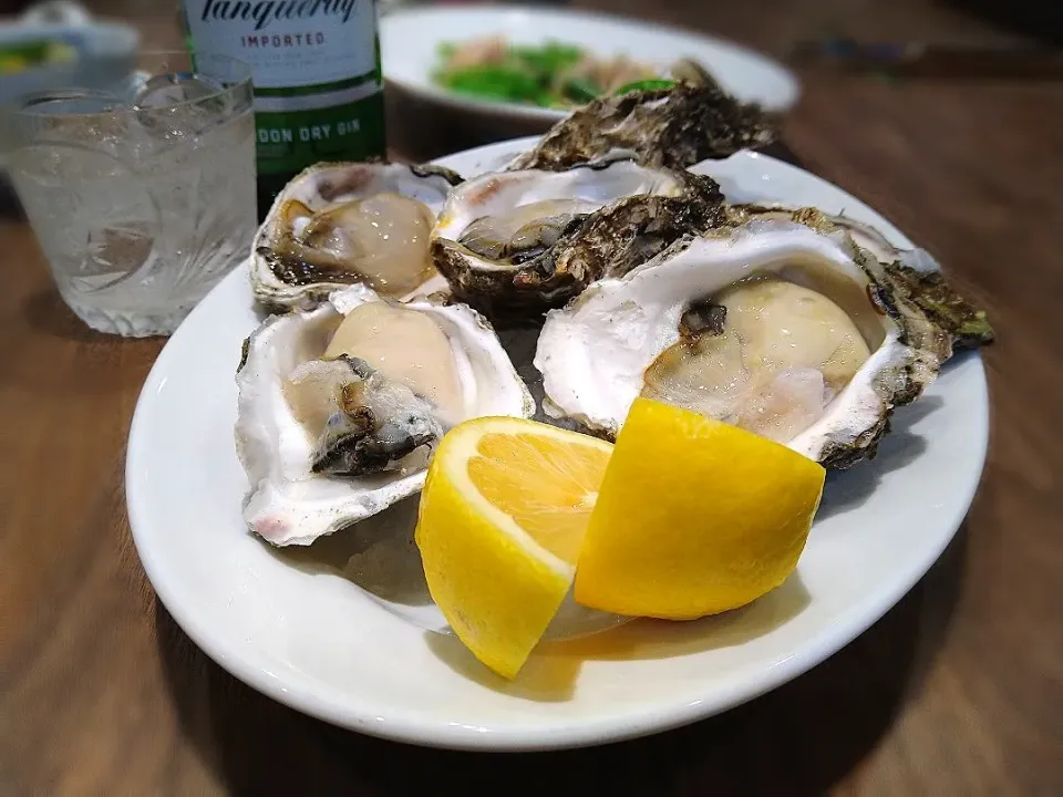 Snapdishの料理写真:生牡蠣とマティーニ&ソーダ|古尾谷りかこさん