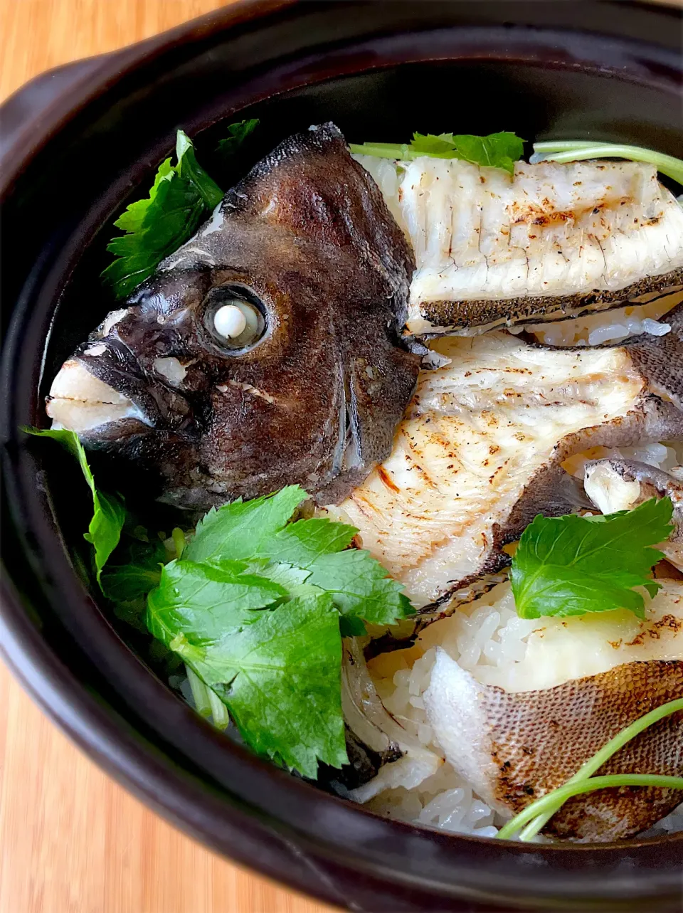 Snapdishの料理写真:釣り魚🎣イシダイのアラで土鍋炊き込みご飯|9421beruさん