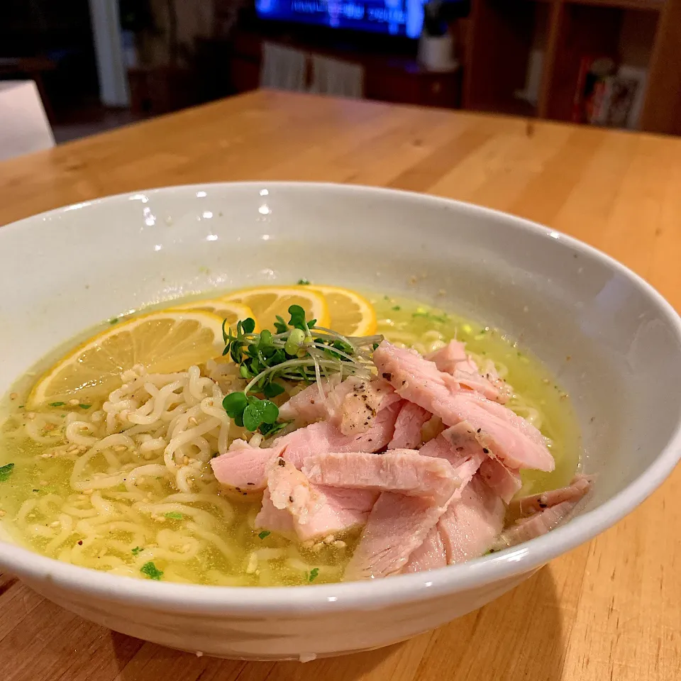 Snapdishの料理写真:サッポロ一番✴︎冷やし瀬戸内レモン仕立てラーメン|あやみんさん