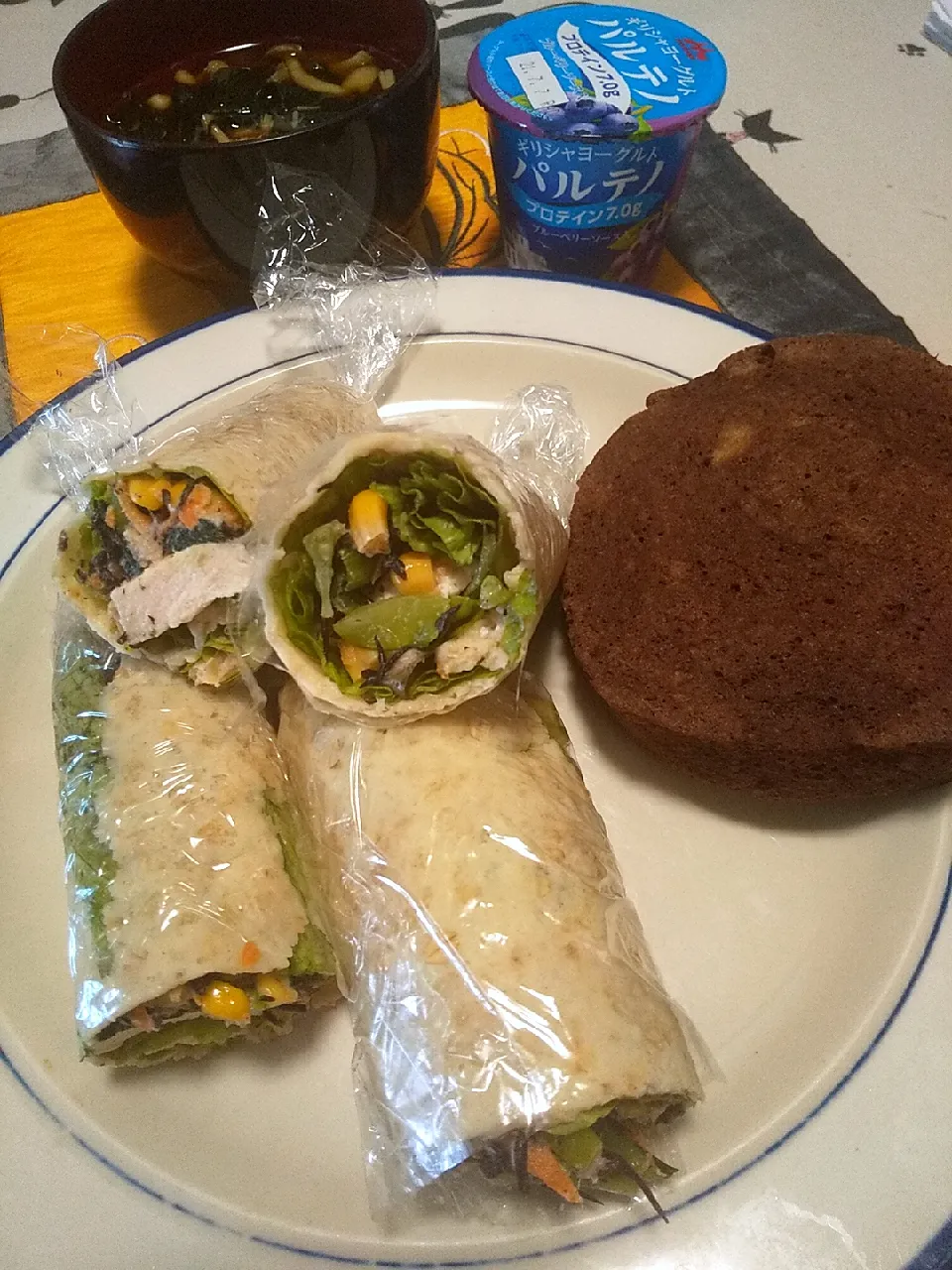 今日のお昼ごはん
※オートミール生地のトルティーヤでサラダチキンロール
※きのことワカメのお味噌汁
※バナナアーモンドココア蒸しパン
※ギリシャヨーグルト|れあMIXさん