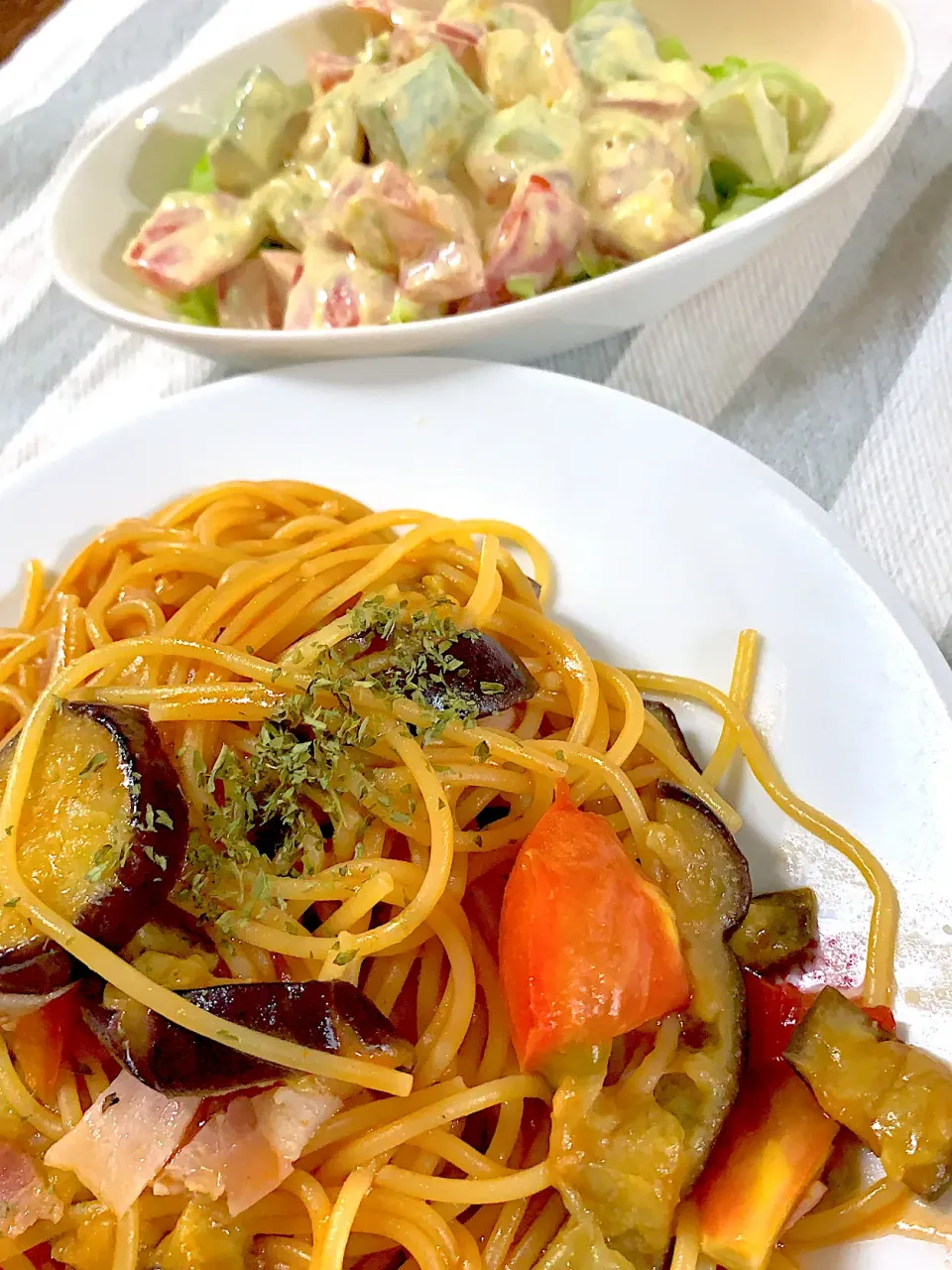 🍀茄子とトマトのパスタ🍀アボカドとゆで卵のサラダ|まりんさん