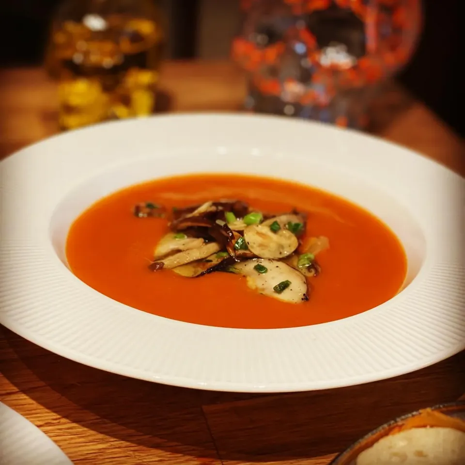 Freshly Made Tomato & Apple Soup with Fresh coriander topped with Garlic Mushrooms 
Fresh tomatoes 
Tomato purée 
Fresh coriander 
Onion 
Salt & Pepper 
Garlic |Emanuel Hayashiさん