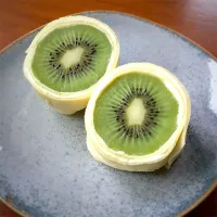 Snapdishの料理写真:天ぷら粉でキウイ丸ごとミルクレープ🥝