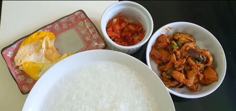 Lazy Saturday Lunch 26 June 2021
Porridge Fried Egg Spicy Pork mushroom green onions + kimchi 🤪🤤😋💕👄|🌷lynnlicious🌷さん