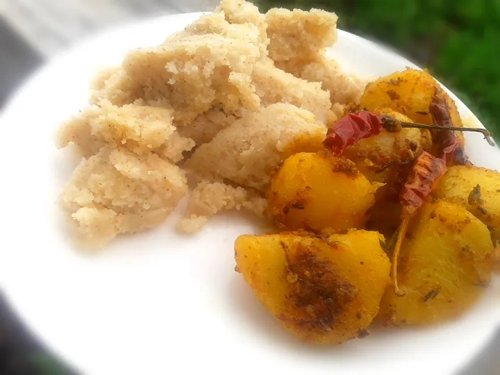 Snapdishの料理写真:Sooji Halwa( sweet) with Piro Aloo ( spicy)|manさん