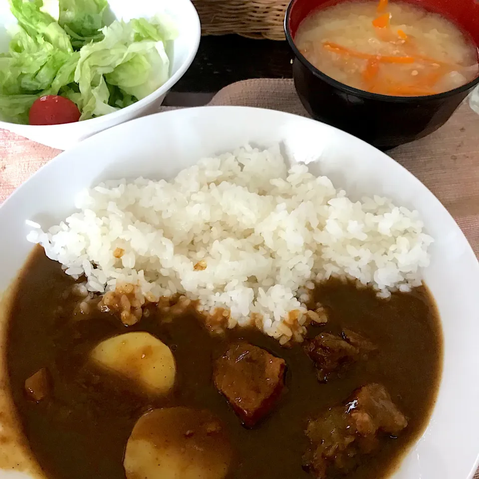 カレーライス、野菜味噌汁、サラダ|純さん