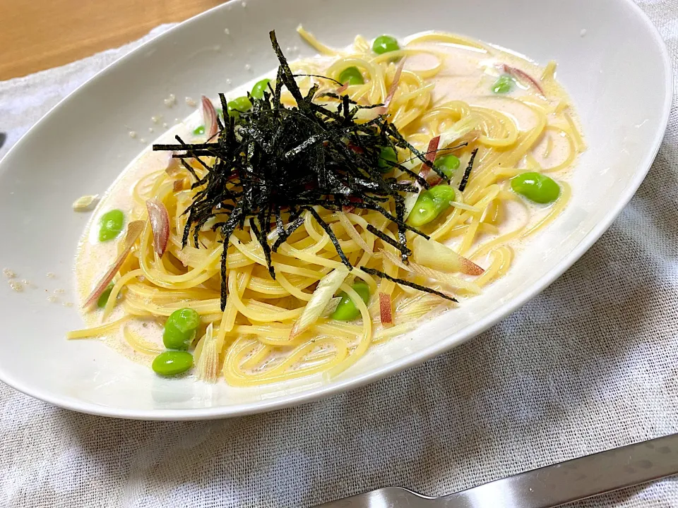 祖父の枝豆を添えて👨🏻‍🌾明太子クリームパスタ。茗荷も入れたよ！|1614さん