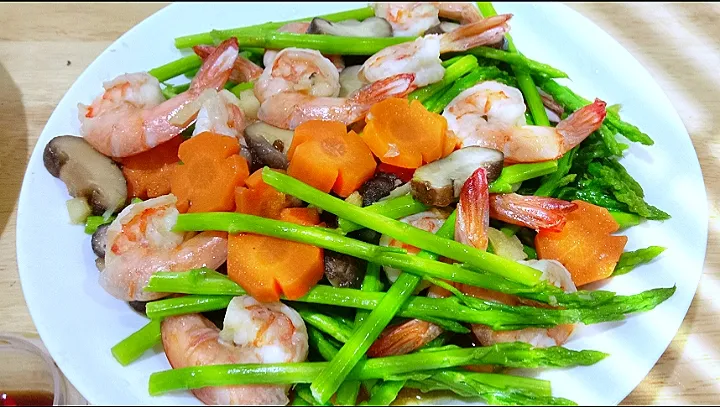 Snapdishの料理写真:Asparagus stir fried with prawns🦐 carrot🥕|MeLicious Foodさん