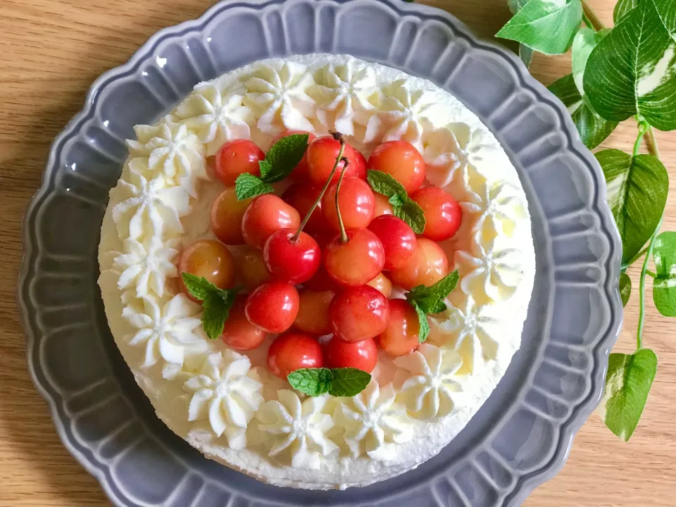 Snapdishの料理写真:さくらんぼケーキ🍒🍒|てんのすけさん