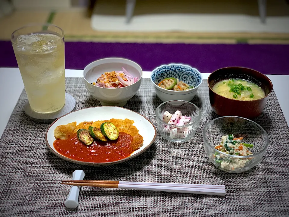 ばんごはん。とんかつ、白和え、山芋ゆかりあえ、サラダ、お味噌汁。|yukiさん