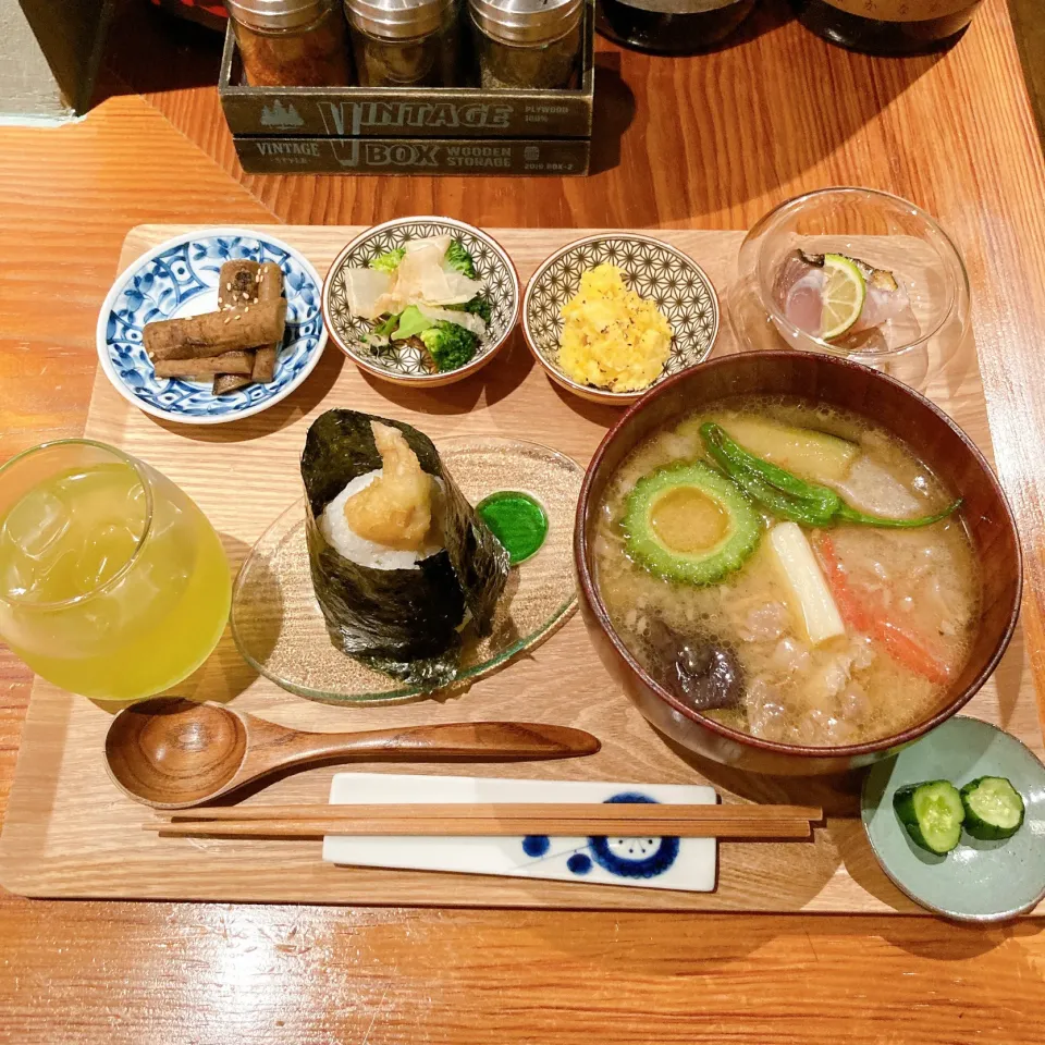 Snapdishの料理写真:焼き野菜と牛すじの味噌汁と穴子天むす|ちゃみこさん