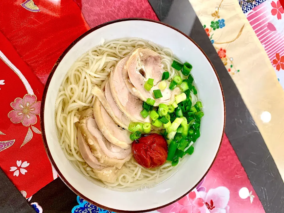 Snapdishの料理写真:塩麹漬け蒸し鶏と梅の煮麺|プクママさん