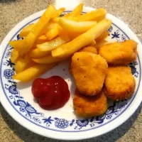 Snapdishの料理写真:Chicken Nuggets and French Fries|Harlea Mariaさん