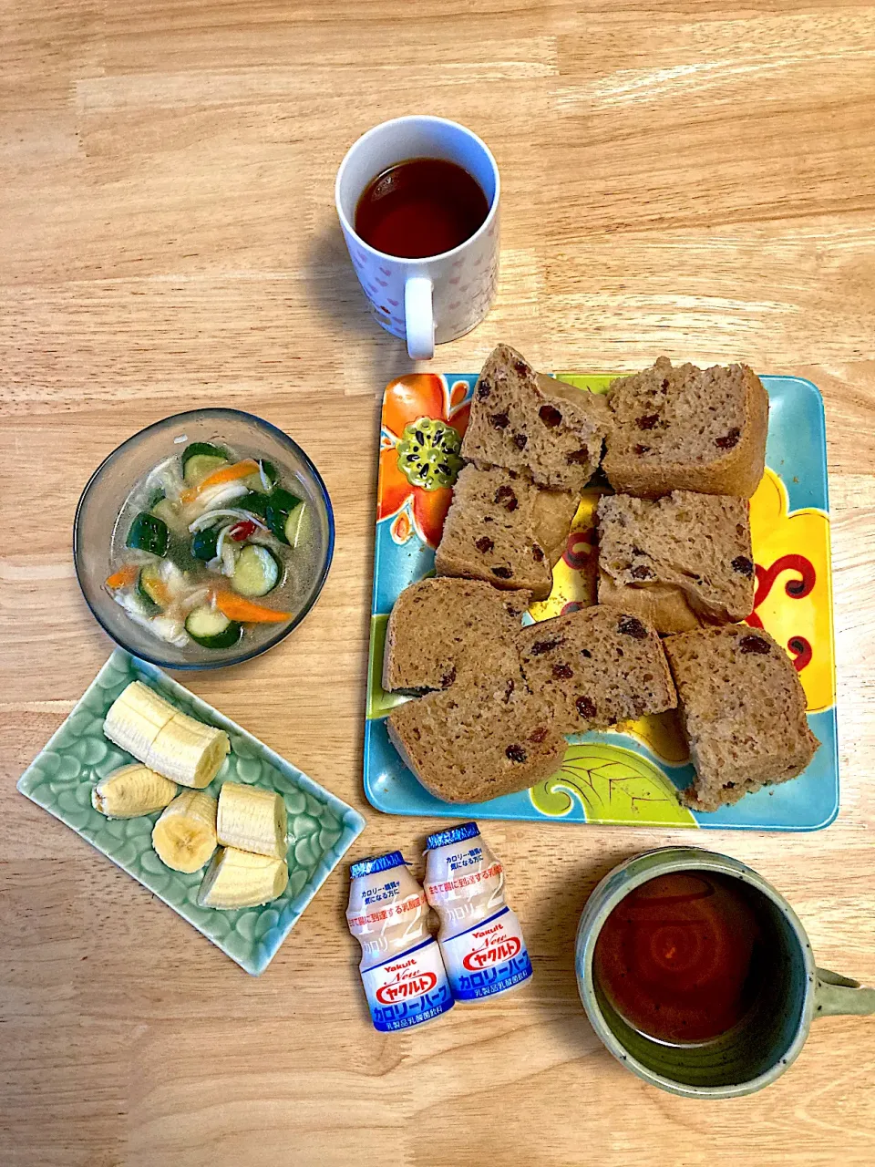 黒糖ぶどうパン🍞🍇、キュウリのマリネ、ネグロスバナナ、ルイボスティー、ヤクルト٩꒰*´◒`*꒱۶ෆ͙⃛|さくたえさん