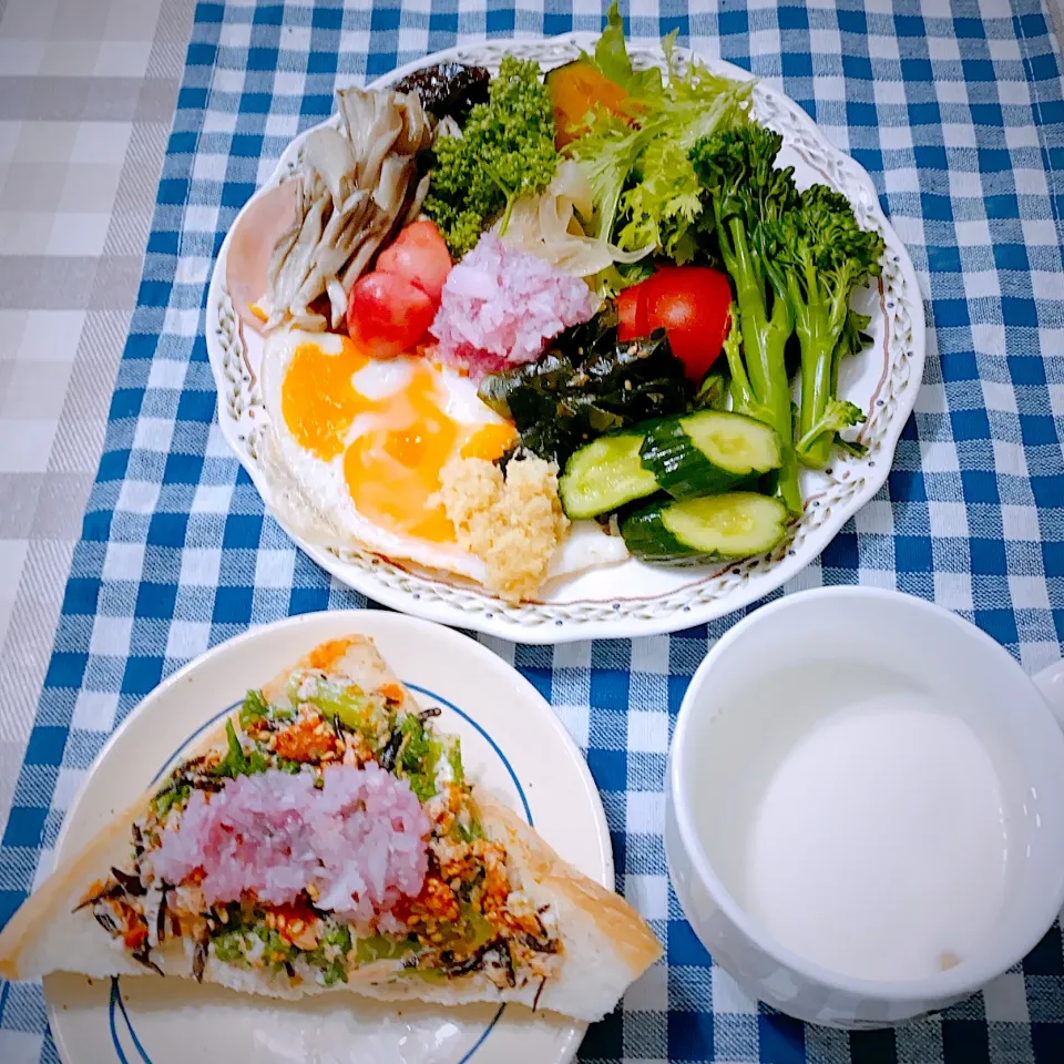 今日の朝ごはん★鮭フレーク、わさび菜、紫酢玉ねぎ、ひじき、クリームチーズ、酒粕、タバスコ、マヨネーズを混ぜトーストなしで食パンにのっけました|riko30294さん