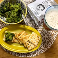 Guacamole with crackers 🥑🌿／ごろっと食感がたまらない！基本の絶品ワカモレ|angiee♡さん