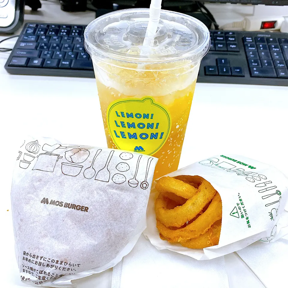 今日のお昼は、モスバーガー🍔🍟🥤

【期間限定バーガー】海老カツ オマールソース
【期間限定】まるごと!レモンのジンジャーエールwith甘夏ソース
オニオンリング|yokoさん