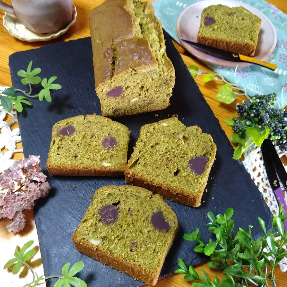 Snapdishの料理写真:抹茶と小豆の水玉パウンドケーキ🧉|とまと🍅さん