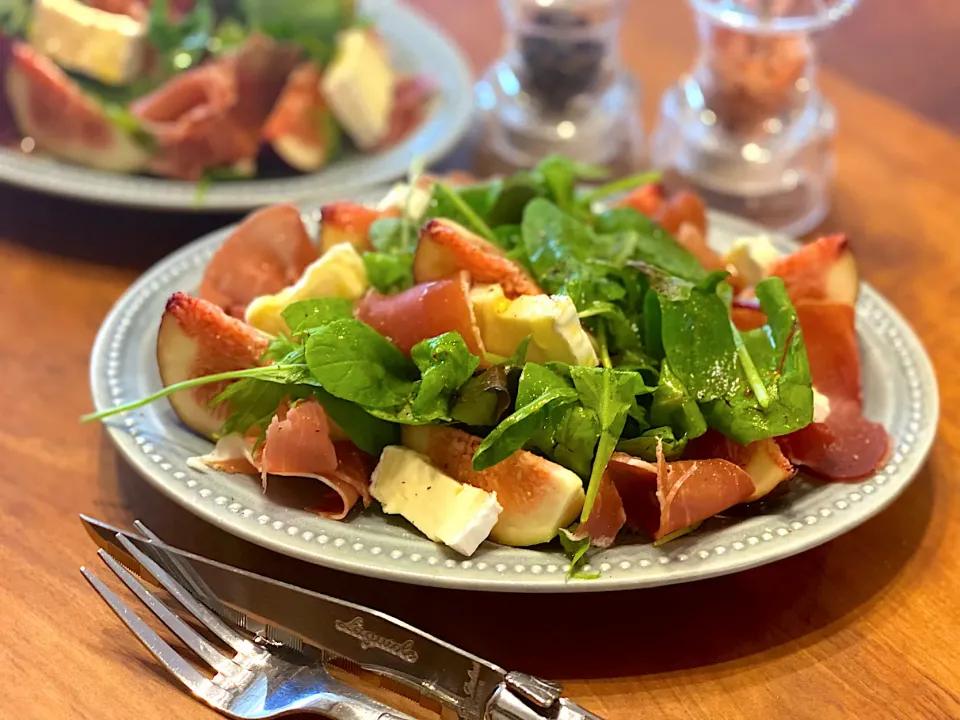 無花果と生ハム、ブリーのサラダ🥗|まめすけ。さん