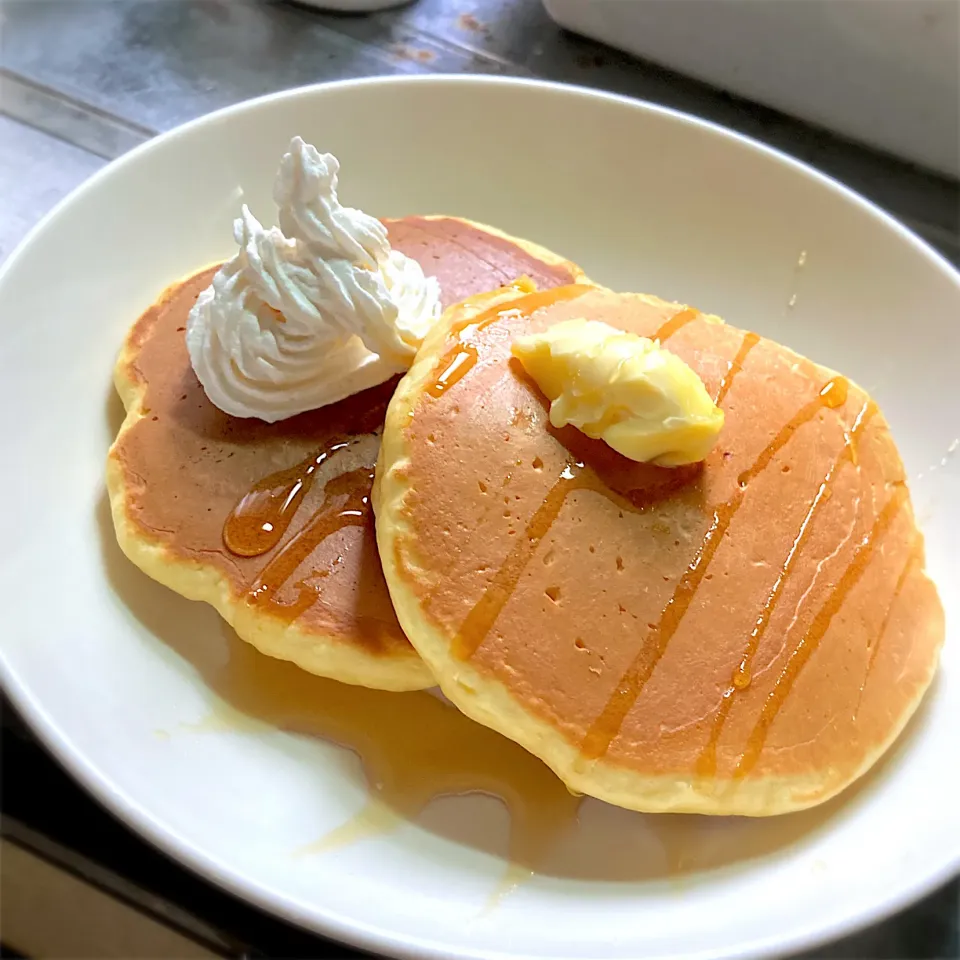 ランチに、ふっくらフワフワホットケーキを、ホイップ添えで頂きました😊🎉👍|ギムレットさん