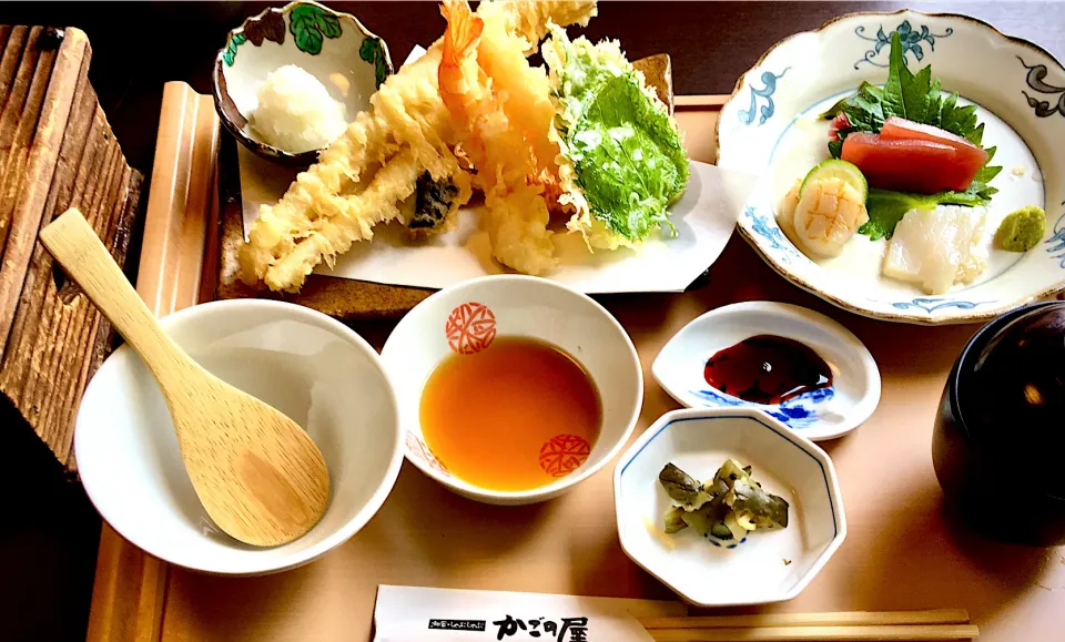 Snapdishの料理写真:ﾗﾝﾁは＂穴子天ぷらお造り定食＂|mottomoさん