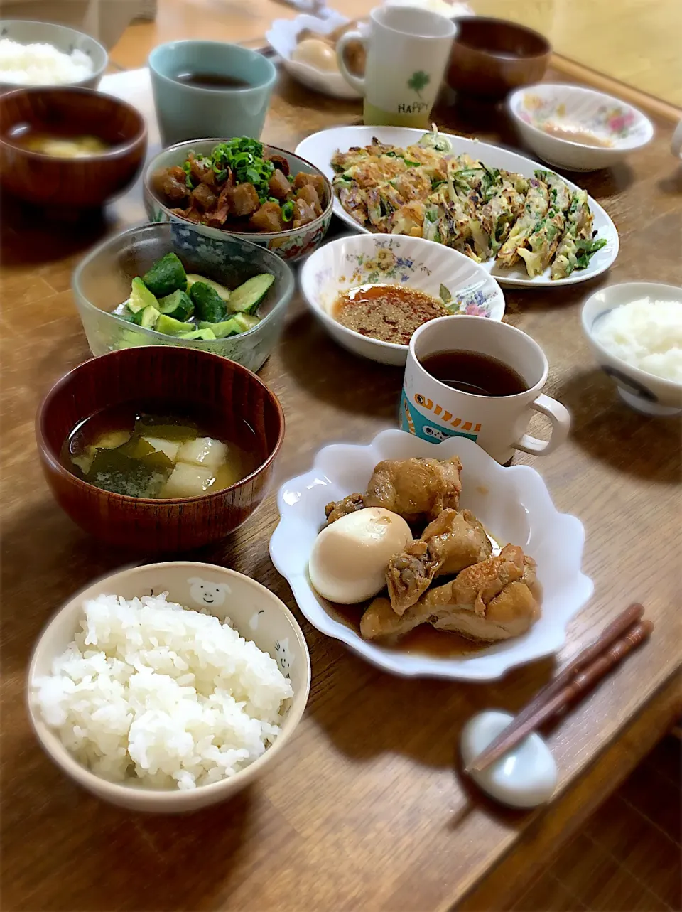 鶏手羽元と卵のさっぱり煮・胡瓜の浅漬け・韮と玉葱のチヂミ・どて煮・味噌汁・ご飯|ちびろ菌さん