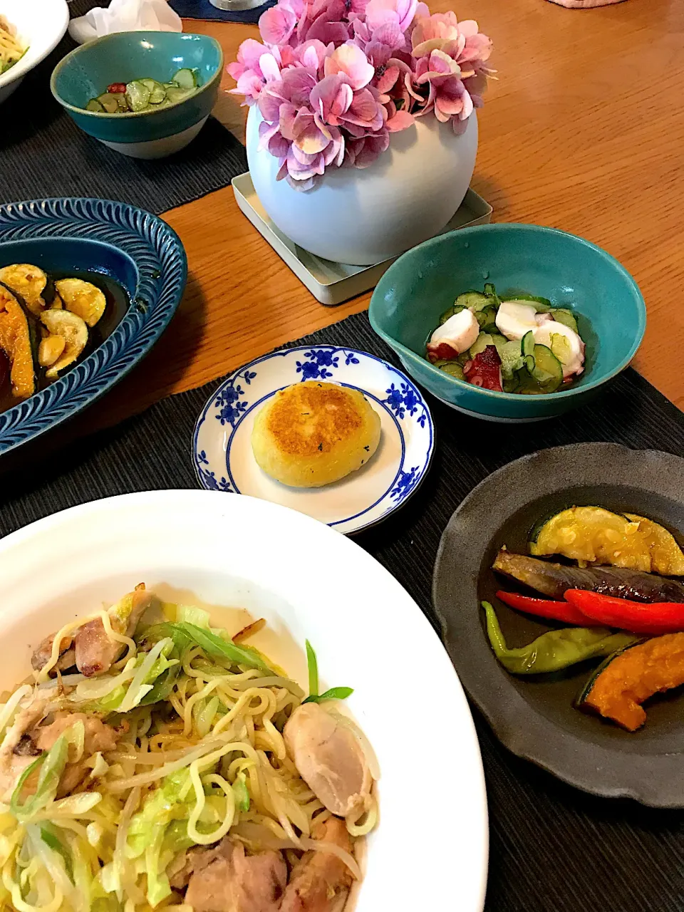 鶏塩焼きそば、きゅうりと蛸の酢の物、夏野菜黒酢焼き浸し、芋もち|sobacoさん