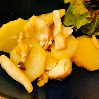 Snapdishの料理写真:義父の畑のじゃがいもをいただいたので、『タラとじゃがいものめんつゆバター炒め』にしていただきました✨|akoさん