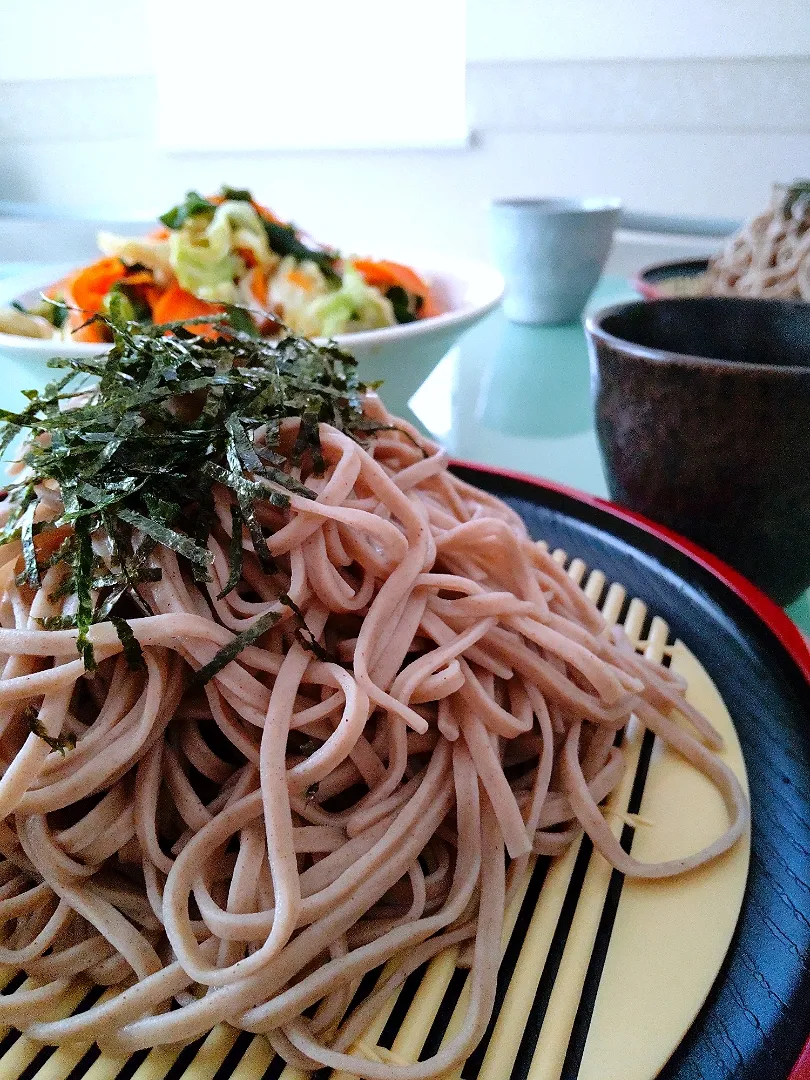 今日のランチは🗻盛りそばとてんこ盛り野菜炒め❗|かずにゃさん