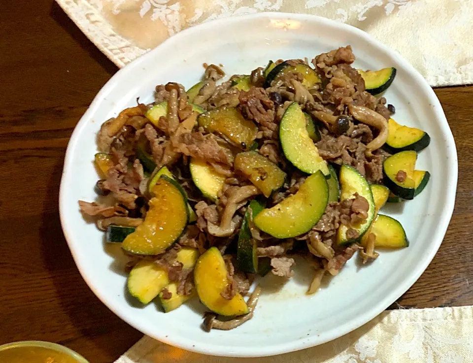 Snapdishの料理写真:牛肉とズッキーニ　生姜焼き風|あいこんさん