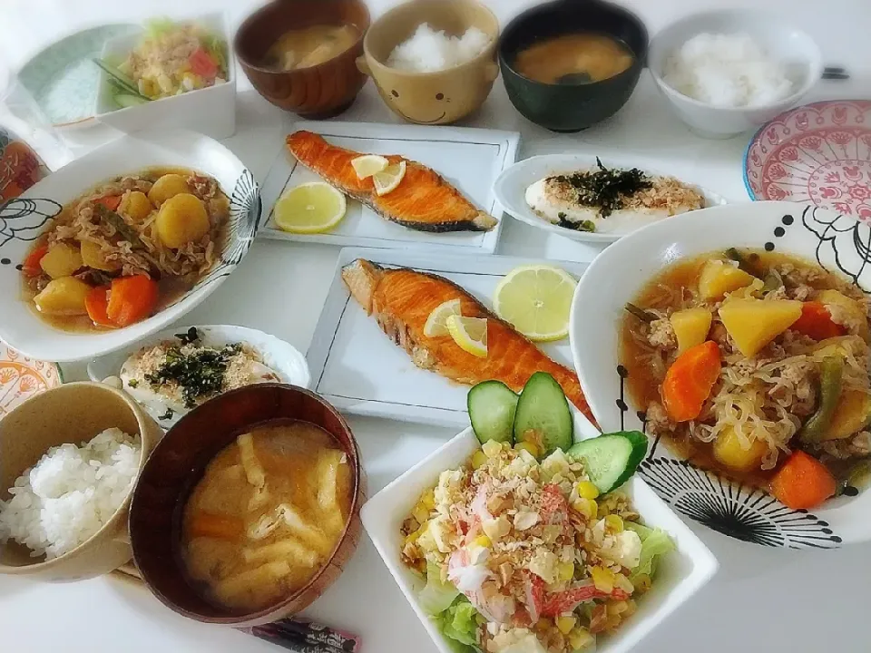 夕食(*^^*)
肉じゃが
キングサーモン塩麹焼き
冷やっこ(すりゴマ、おかか、海苔フレーク)
サラダ🥗(レタス、きゅうり、チーズ、カニカマ、ミックスナッツ)
お味噌汁(かぼちゃ、玉ねぎ、油揚げ)|プリン☆さん