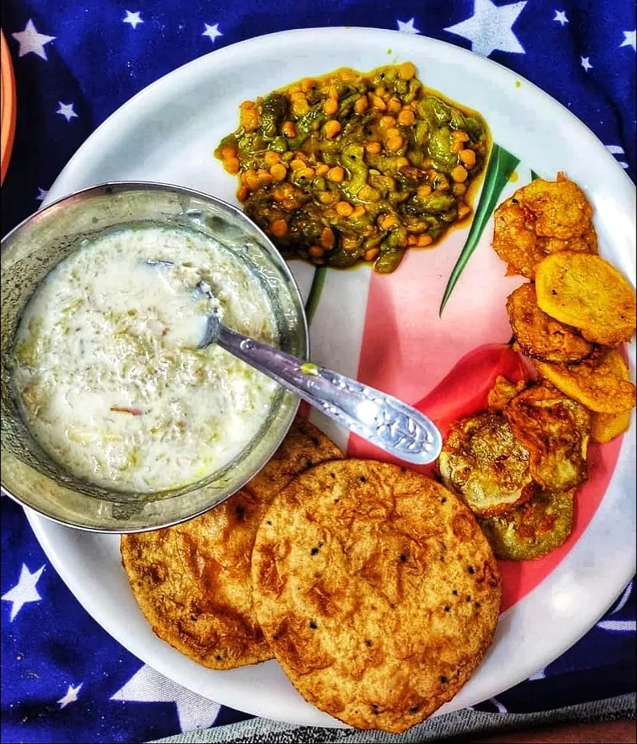 Kachodi , Lauki kheer, Tori chana daal, pakode|Smritiさん