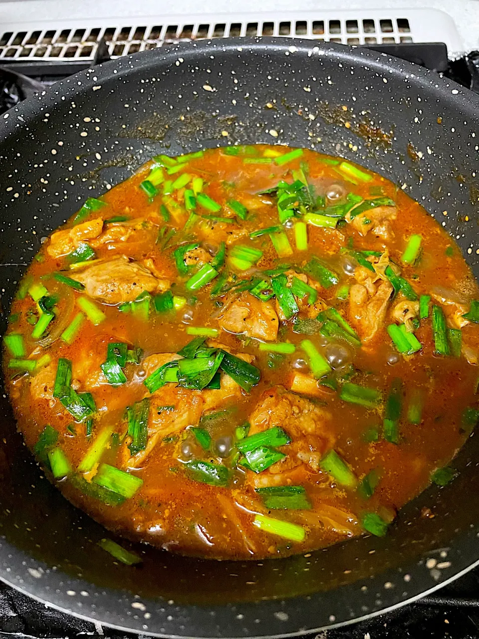 残りもののトマトスープで煮込んだ鶏モモ肉とニラのカレー＠自宅|Yasuhiro Koikeさん