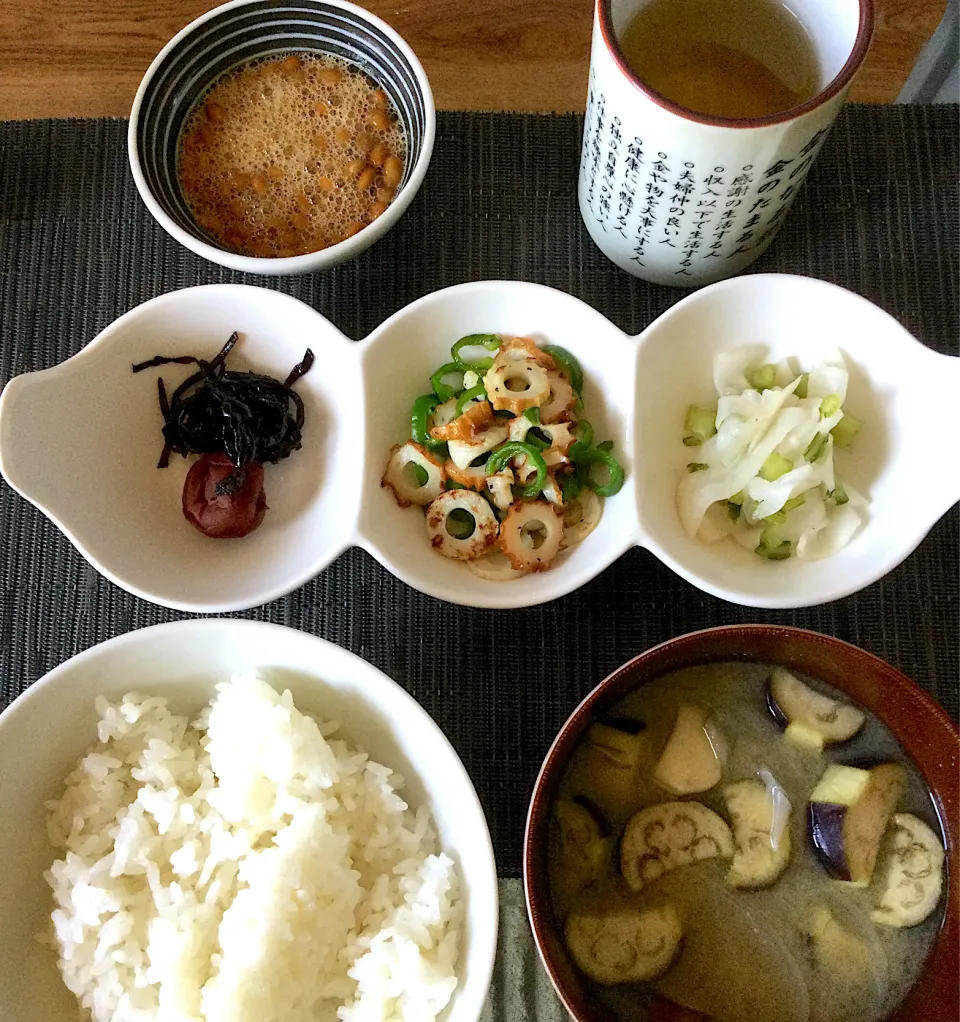 2021年6月28日男前美容師の手作り朝ごはん　納豆ご飯　ピーマンとちくわ炒め　茄子味噌汁　田舎梅干し　カブ浅漬け　今日も美味しくいただきました😄|Booパパさん