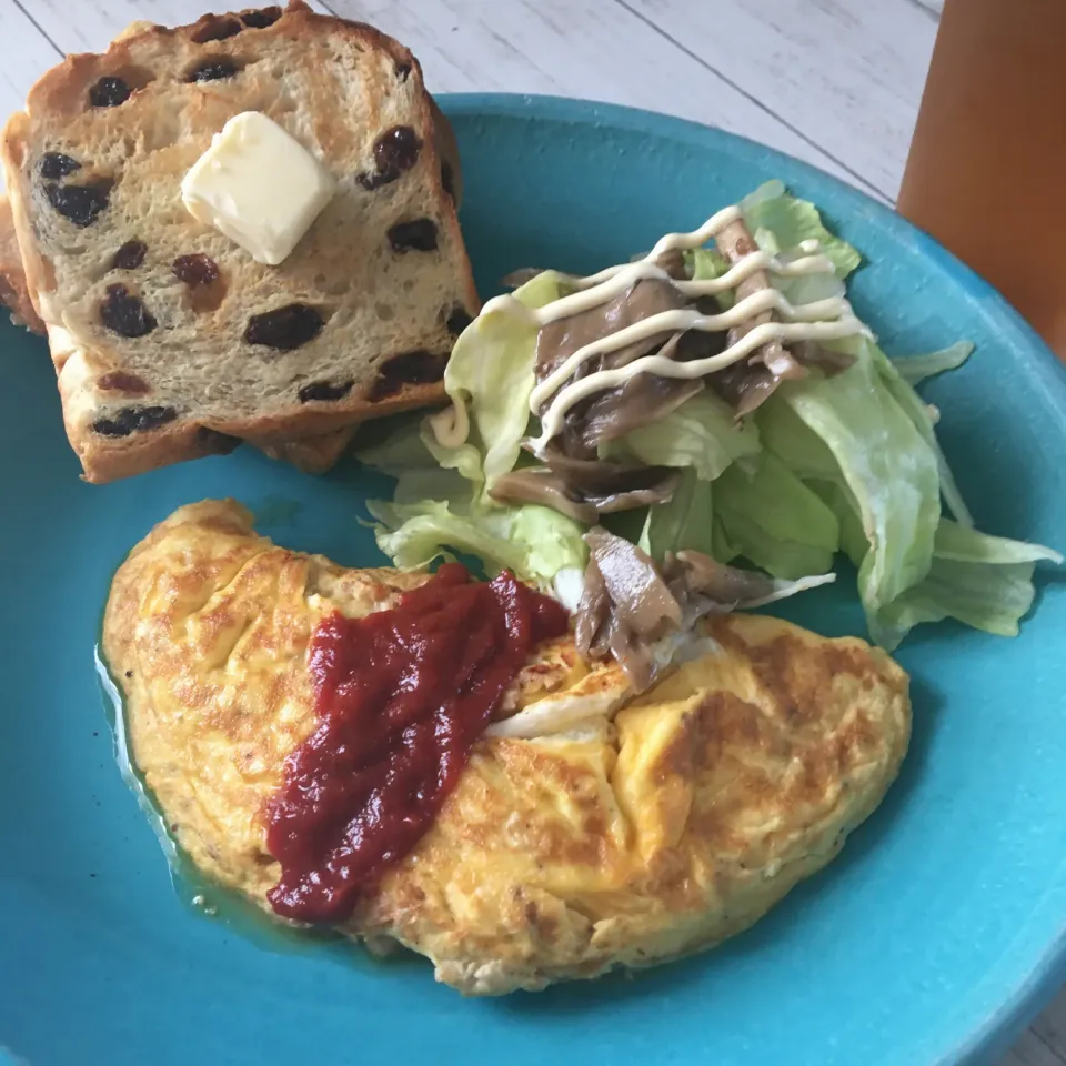 Snapdishの料理写真:レーズンパンと鶏そぼろ入りオムレツの朝ごはん|はるさん