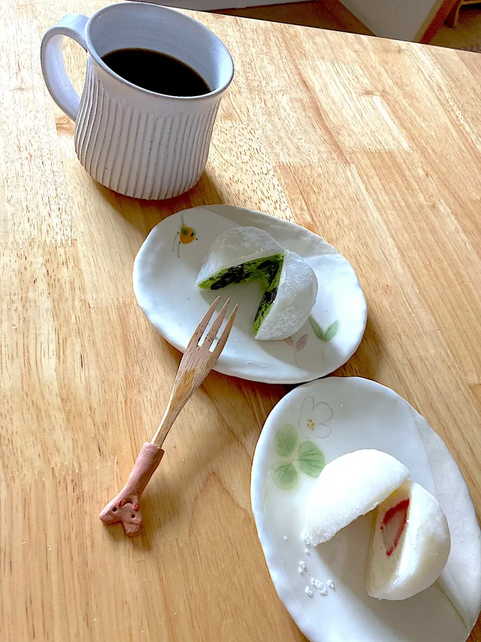 Snapdishの料理写真:栃木和楽さんの果実の生クリーム大福〜頂き物♡珈琲と…美味しかったです(͒⑅′࿉‵⑅)͒ෆ*|さくたえさん